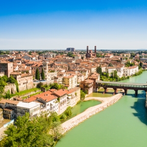 Vista aerea di Bassano del Grappa con il Ponte degli Alpini sul fiume Brenta - ENIT SpA