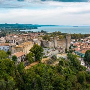 Vista panoramica di Bolsena con il castello Rocca Monaldeschi della Cervara e il Lago di Bolsena - ENIT SpA