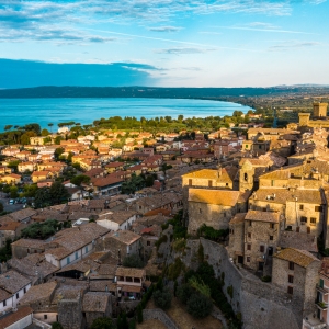 Vista panoramica del borgo di Bolsena e del Lago di Bolsena - ENIT SpA