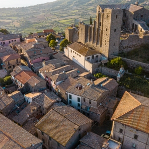 Una vista del borgo di Montefiascone, in alto a destra la Rocca dei Papi - ENIT SpA