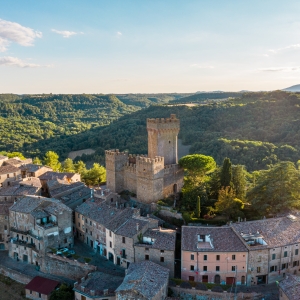 Vista panoramica del borgo di Proceno con il castello al centro - ENIT SpA