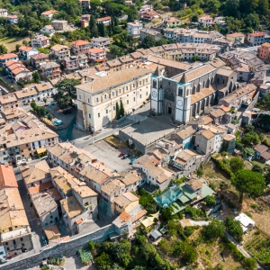 Vista aerea di San Martino al Cimino, frazione di Viterbo, e dell'abbazia cistercense - ENIT SpA