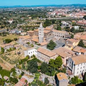 Vista aerea di Viterbo, con piazza San Lorenzo, il Duomo di San Lorenzo e il Palazzo dei Papi - ENIT SpA