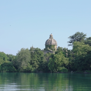 The Bisentina Island in Lake Bolsena. In the background, the Church and Convent of Saints Giacomo and Cristoforo. - Simone Antonazzo / ENIT SpA