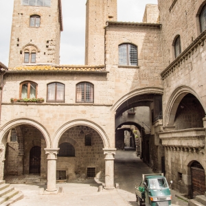 Viterbo, Palazzo degli Alessandri nel quartiere San Pellegrino - ENIT SpA