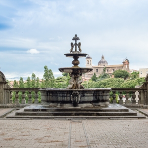 Fontana di Palazzo dei Priori, sullo sfondo la Chiesa della Santissima Trinità - ENIT SpA