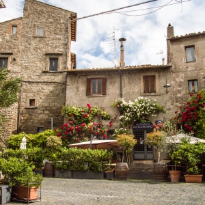 Una tipica via del quartiere San Pellegrino a Viterbo - ENIT SpA